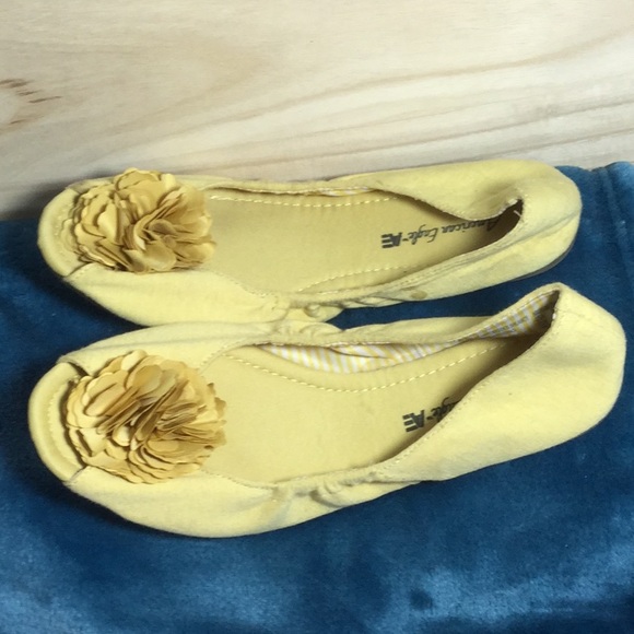 yellow flats payless